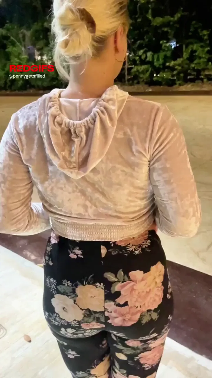 Public Ass Tease in Tight Floral Leggings 🍑🔥