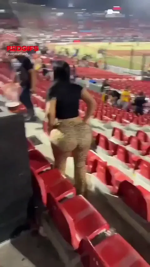 thick ass in public