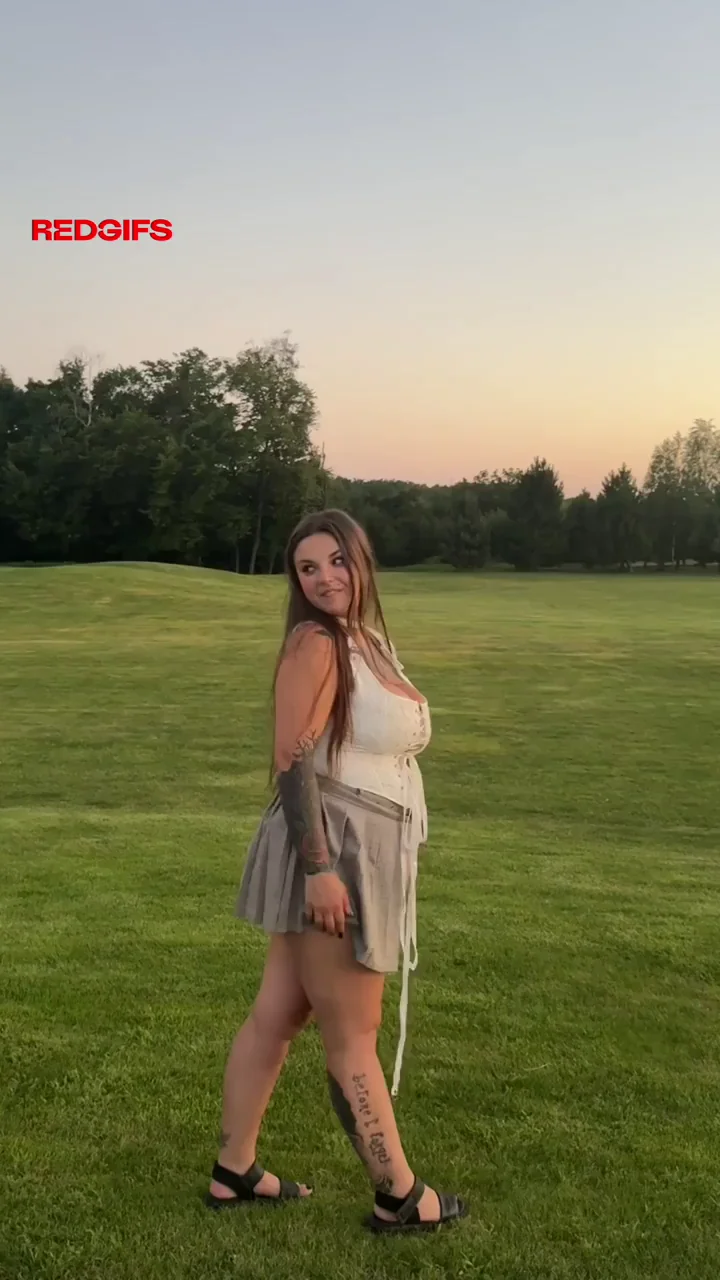 Without any embarrassment, I show my ass without panties