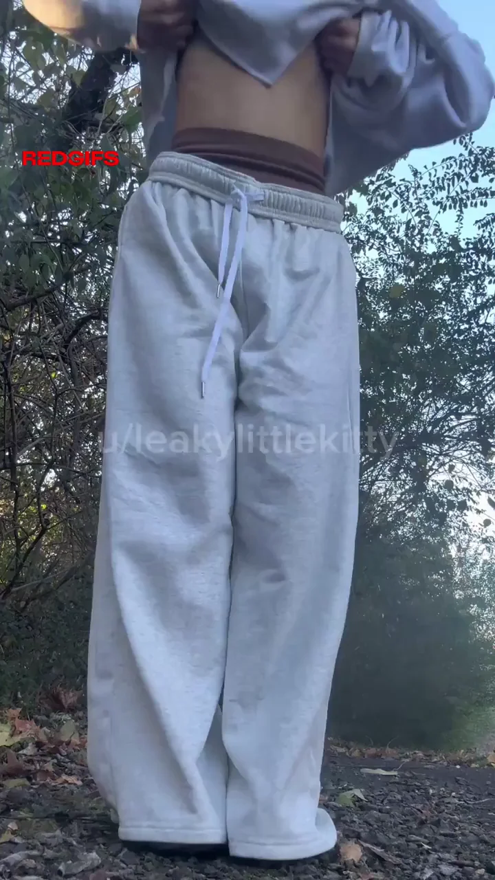 Public Leg Day Tease: Spreading That Juicy Ass in the Woods! 😈🍑