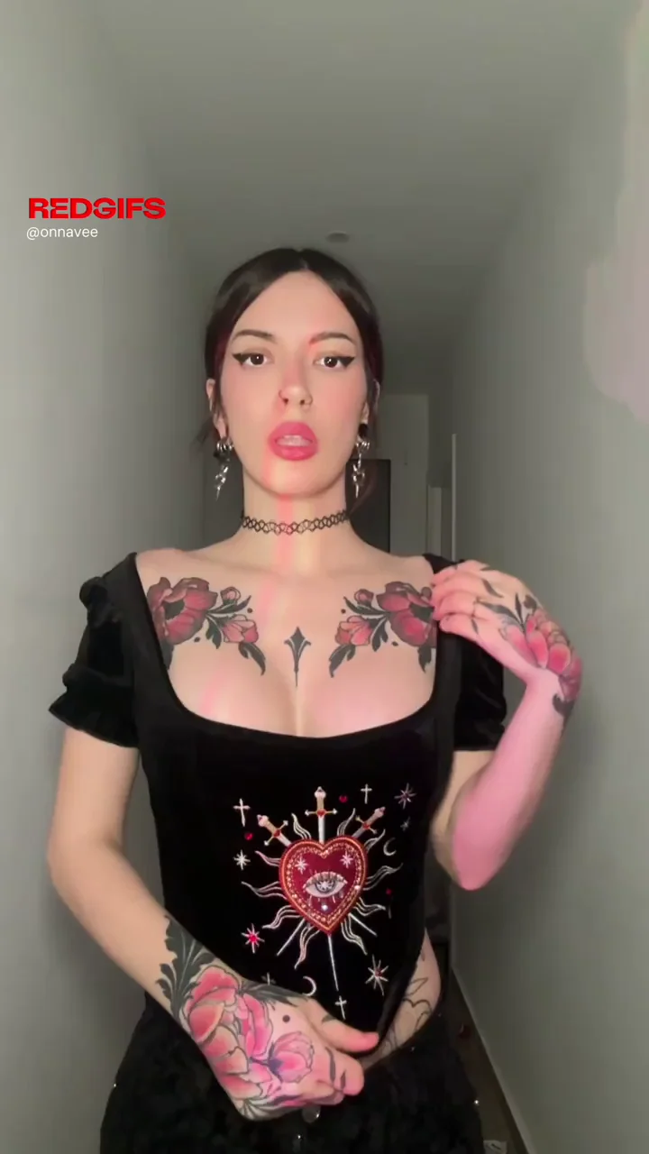 Elegant Emo Slut Teasing Her Massive Tatted Tits 💋🔥