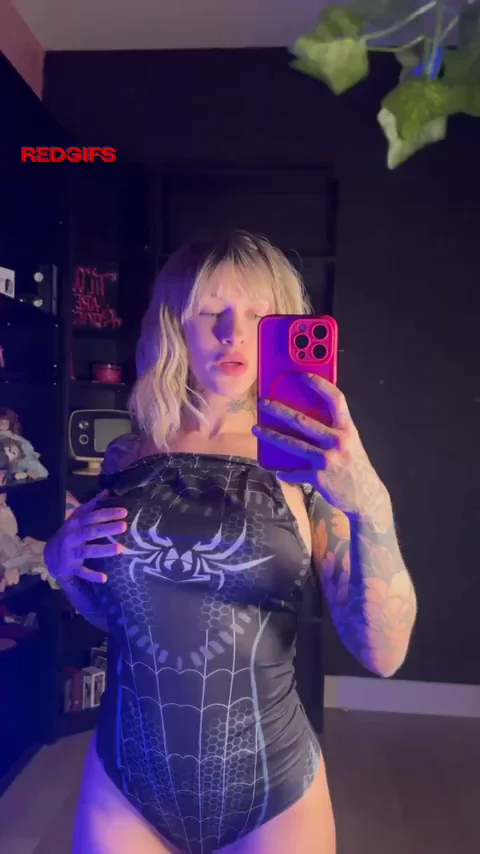 Spidergirl revealing her big juicy boobs
