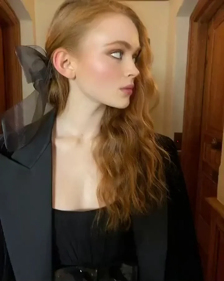 🔥 Sadie Sink's Sultry Redhead Tease in Black Blazer 😈