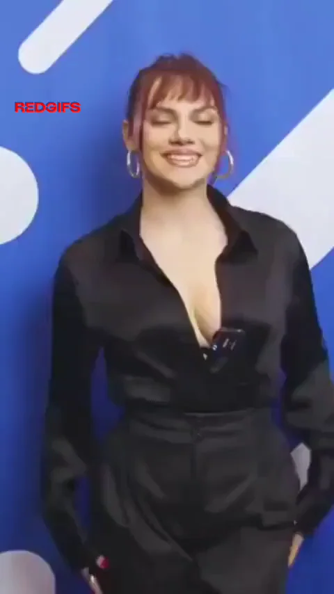 Dafne Keen Teases with Deep Cleavage 😍🍒🔥