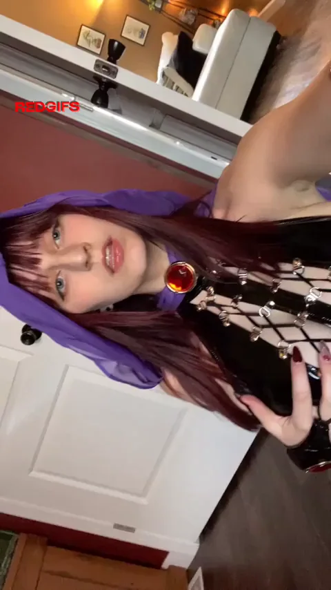 Raven Cosplayer Ahego