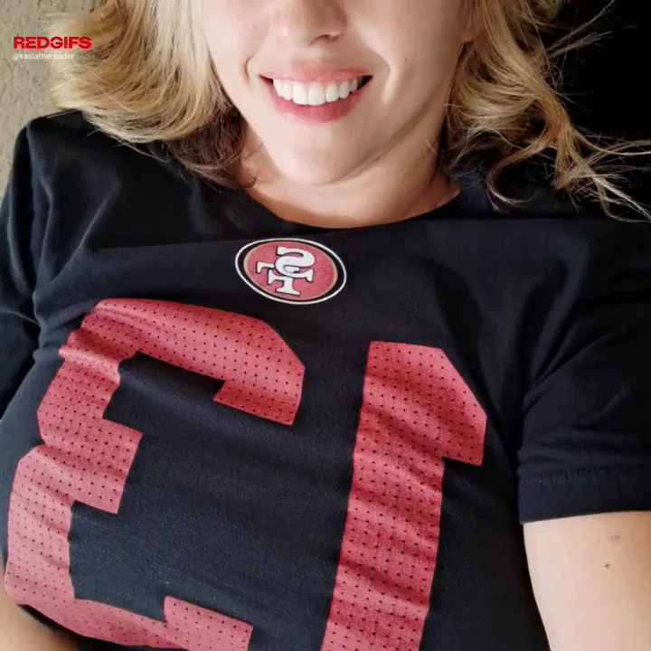 Thicc Blonde Bombshell Teases Massive Tits in Tight 49ers Jersey – What'll Pair Perfect?