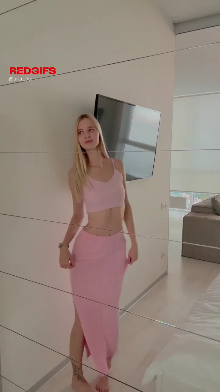 This cute girl is made to tease you