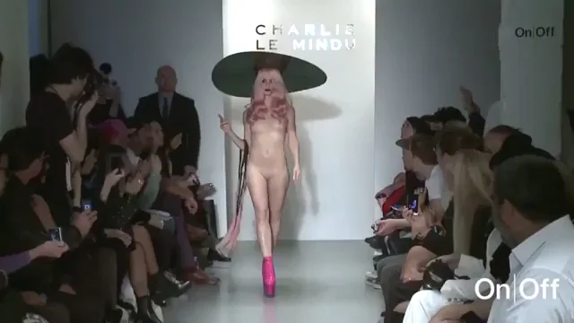 🔥 Naked Slut Struts Her Stuff on Fashion Runway 💋