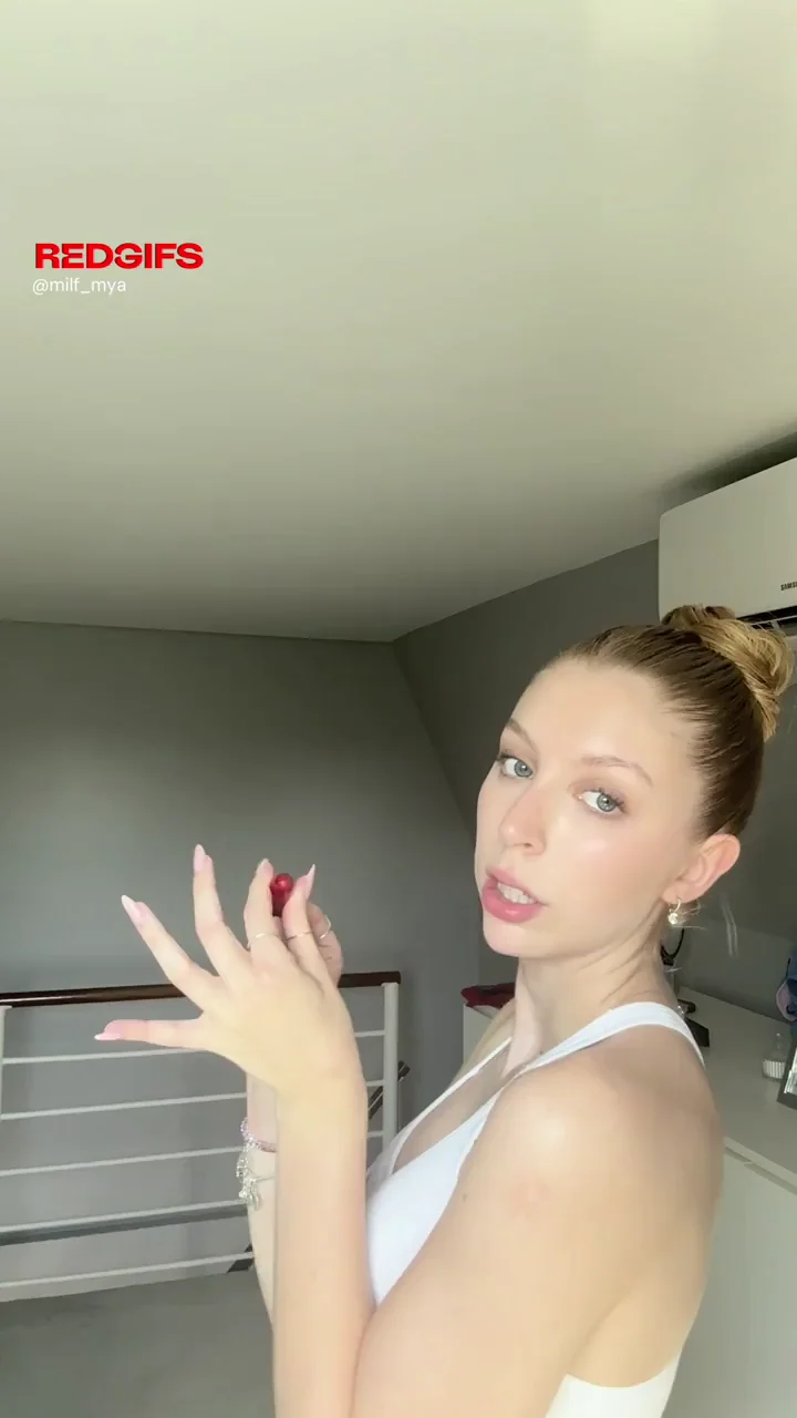 Hot Babe Mocks Sissy Sluts with Trashy Red Lipstick