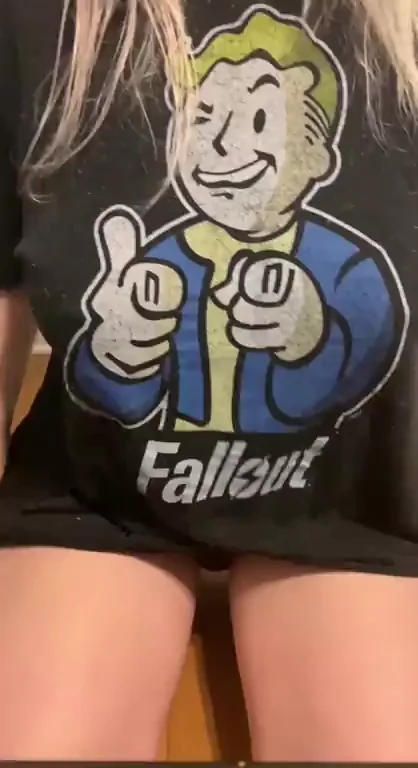 Fallout Slut Lifts Shirt to Flash Her Juicy Tits 😍💦