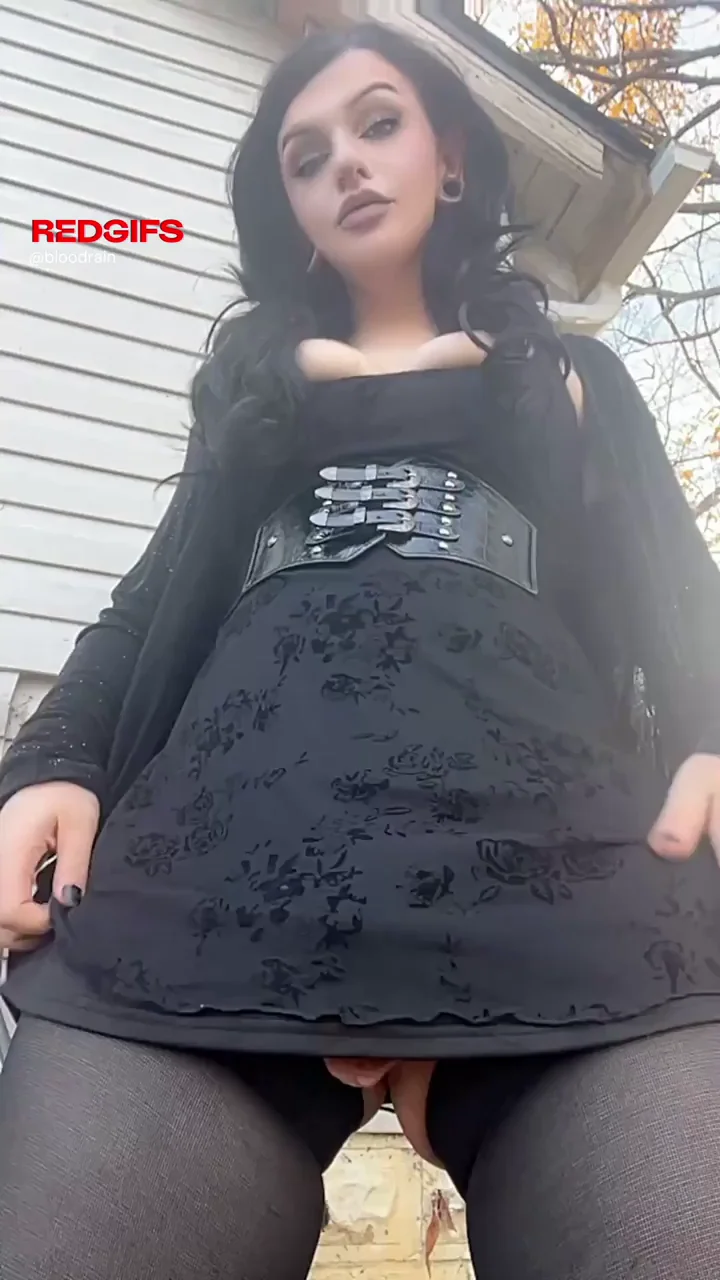 Neighbor TS Flashing Massive Girlcock Outdoors 😈🍆🔥