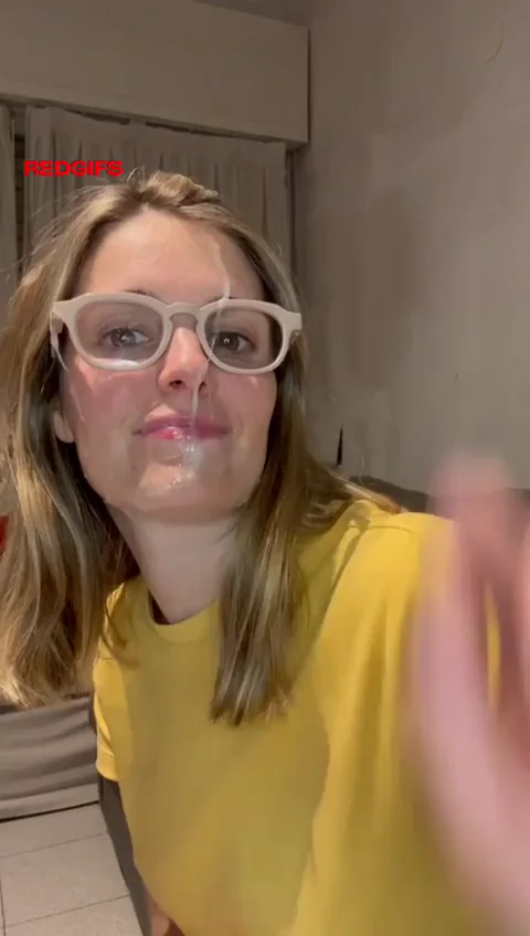 Today this MILF gonna do her first live facial