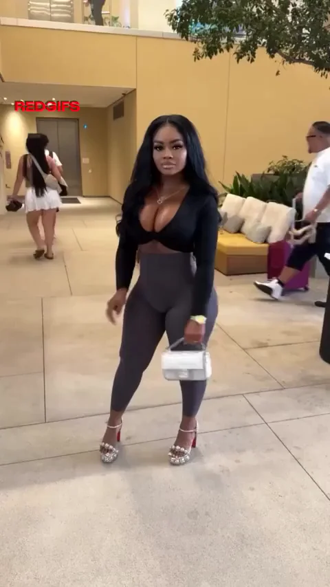 Vee (@vibes_with_vee)