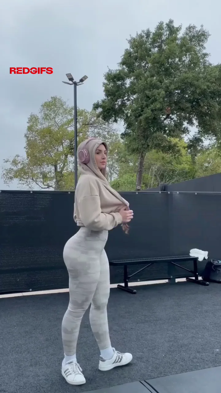 Hijab Hottie's Outdoor Leg Pump in Sheer Leggings