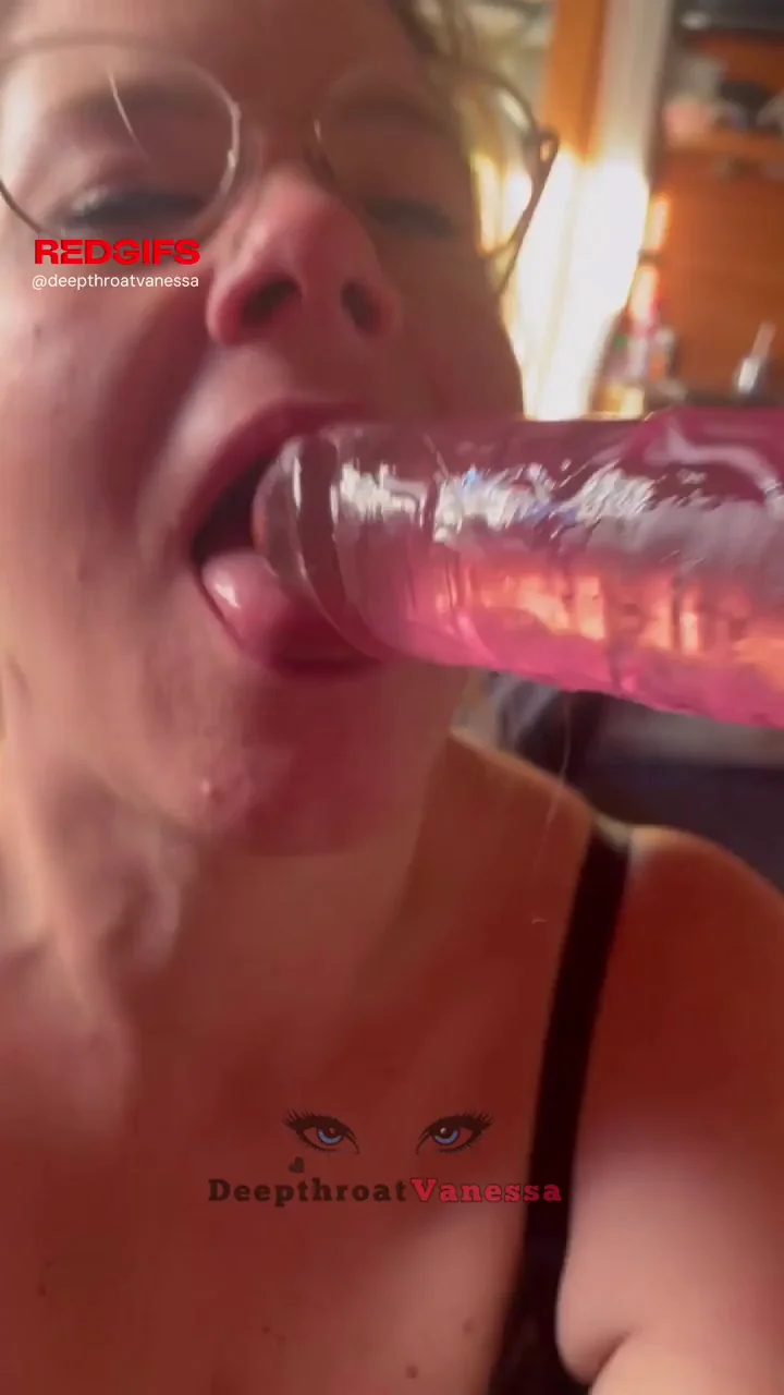 Look how this dildo uses my throatpussy 🥵😇