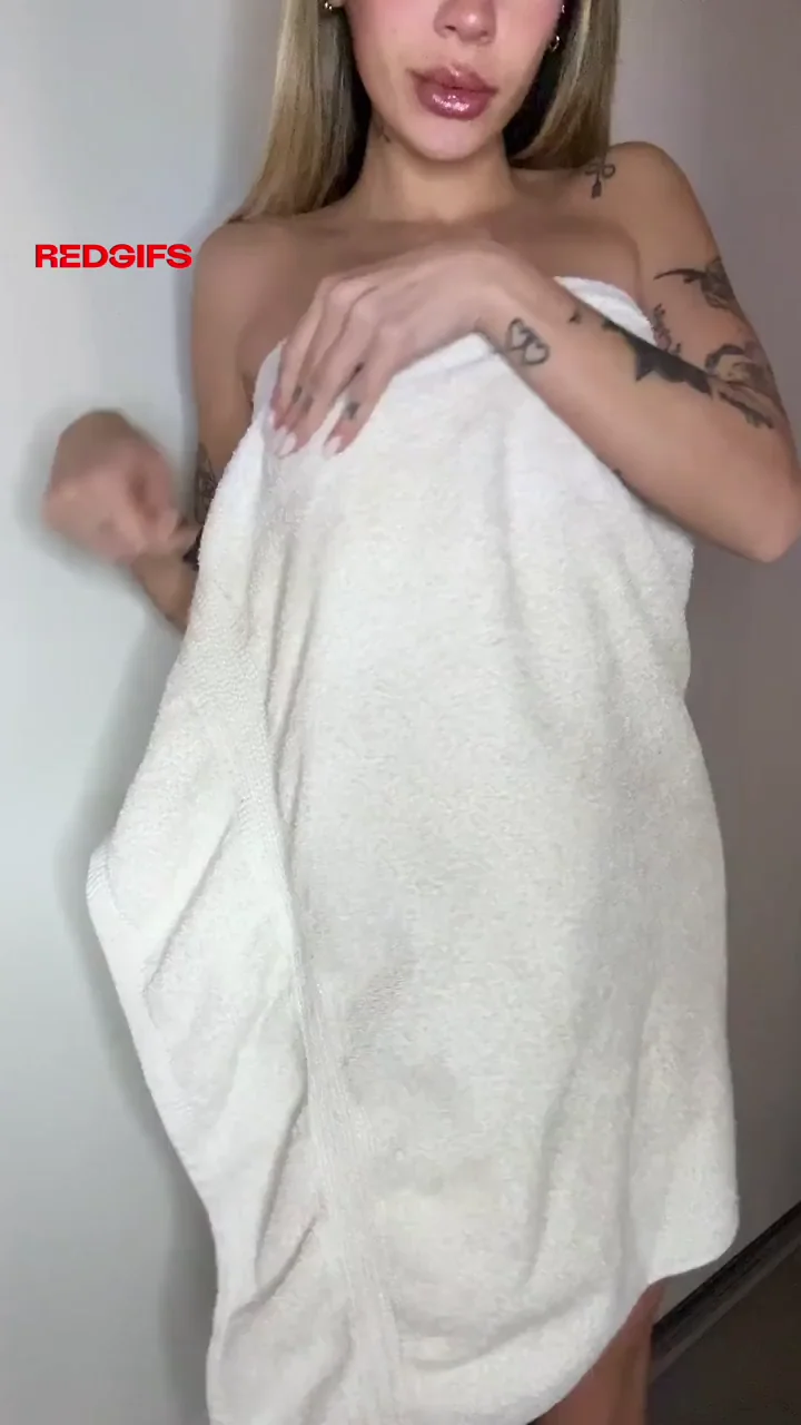 Petite Asian Tease Drops Towel for Dripping Wet Tits 💦