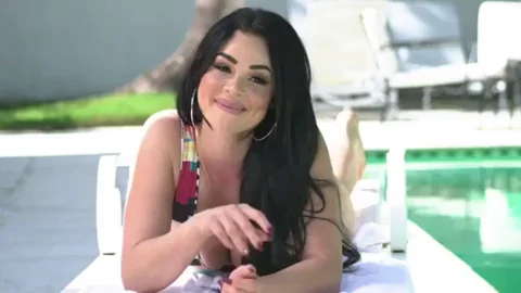 Skyla Novea🔥 Gets Wrecked by Her Hung Gardener 💦🍆