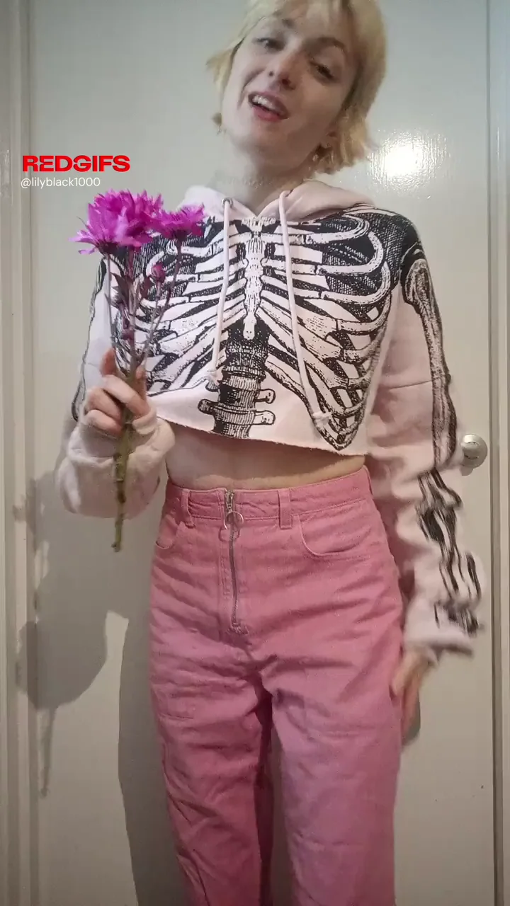 Feeling Wild Tonight 😈💦 British Babe Teases Her Juicy Tits 🌸