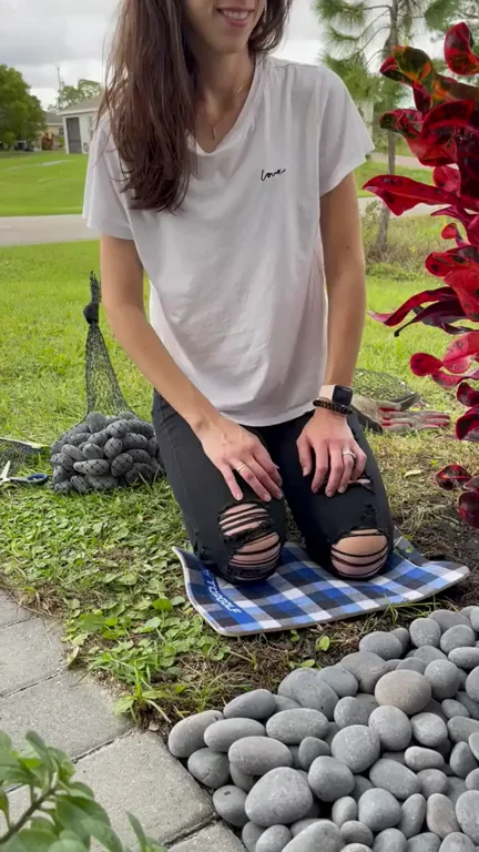 🔥 Sexy Neighbor MILF Kneeling for Public Fun 🍑