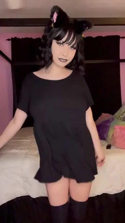 Kitten Teen Wiggles Her Juicy Ass 😻🍑