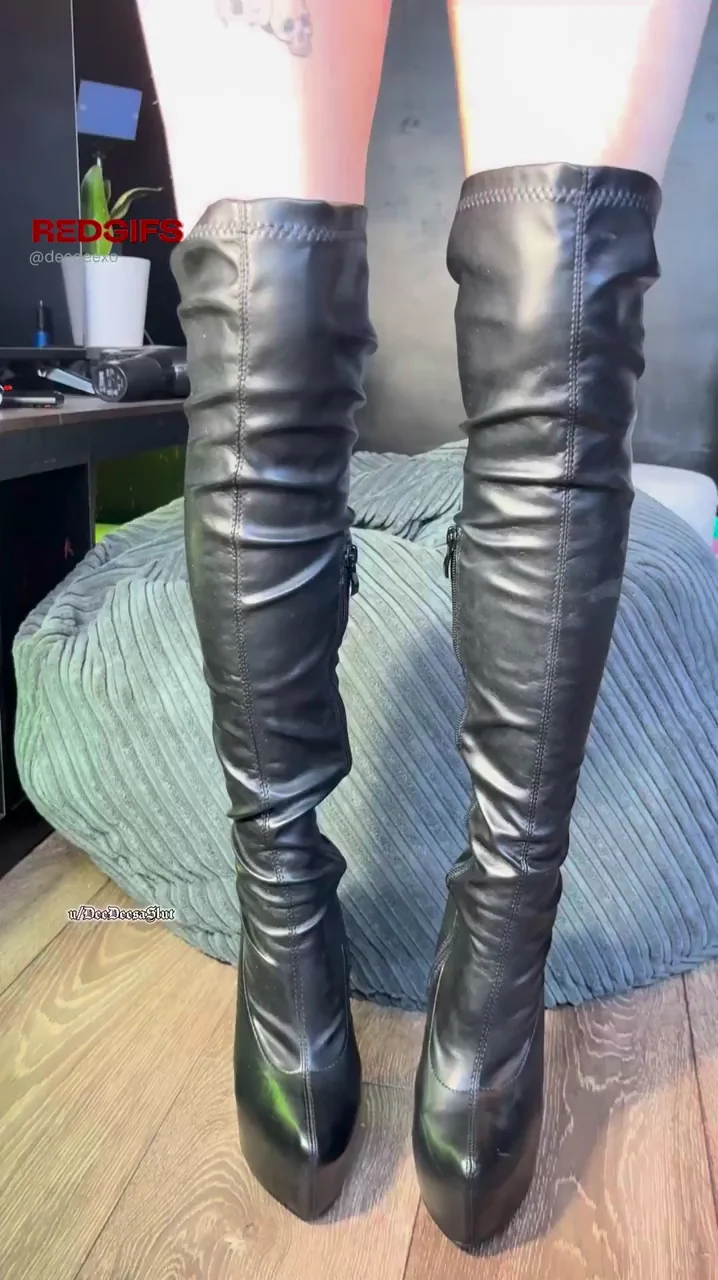 Do I look hot pregnant in boots?