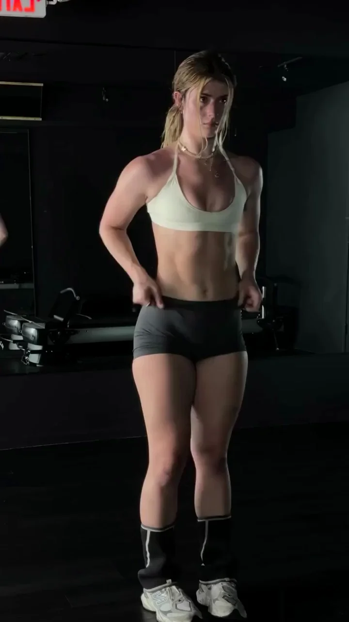 🔥 Hottest TikTok PAWG Blonde Flexing Her Gym Booty & Ripped Abs 💦