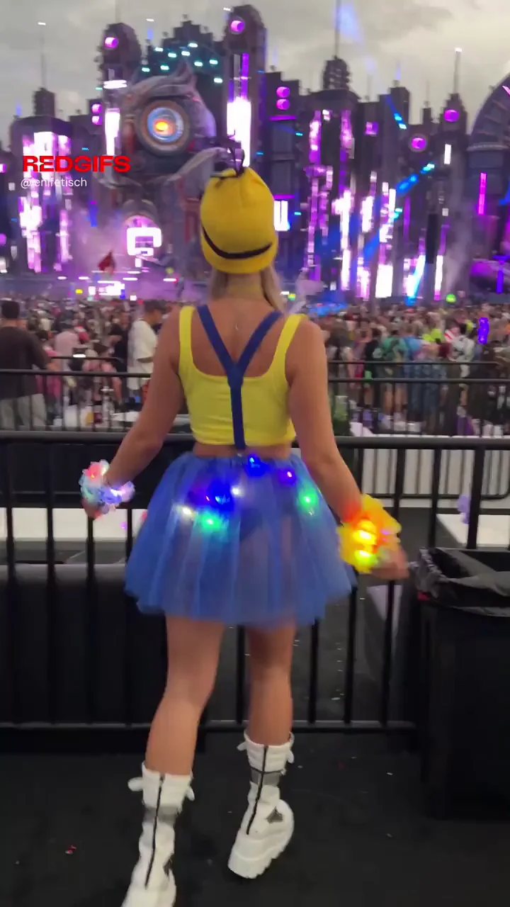 EDC Slut Flashes Massive Tits in Public 😈💦