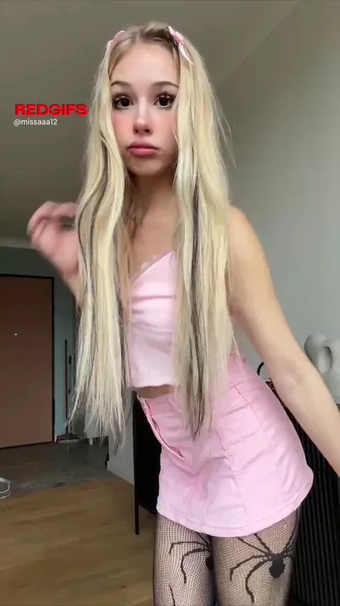 Pantyhose Tease: Blonde Bombshell's Bare Pussy Reveal