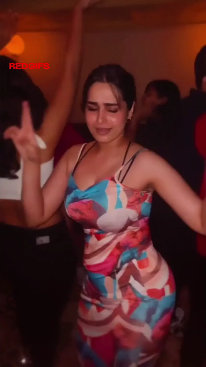 Ayesha Khan's Steamy Dance Tease 🔥💃🍑
