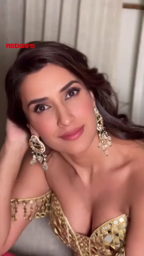 Pragya Kapoor's Slutty Gold Cleavage Tease
