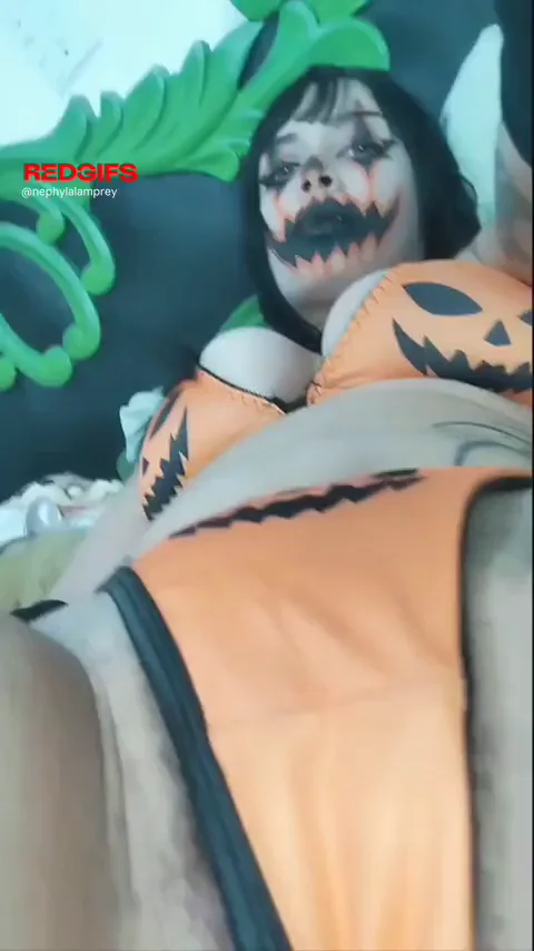 Goth Pumpkin Slut Spreads Her Hairy Halloween Pussy for Devouring