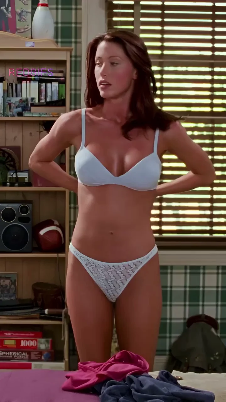 Shannon Elizabeth's Slutty Lingerie Tease in the Locker Room