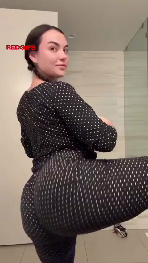 Jiggly ass in flare pants