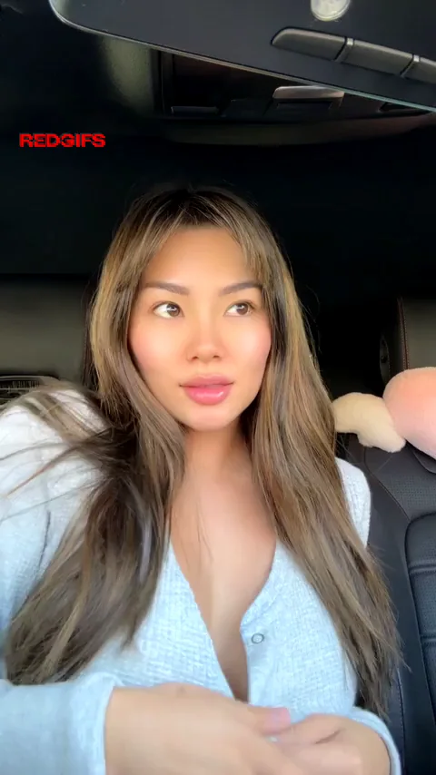 Gorgeous Babe's Deep Cleavage Tease in the Car 💋🍒