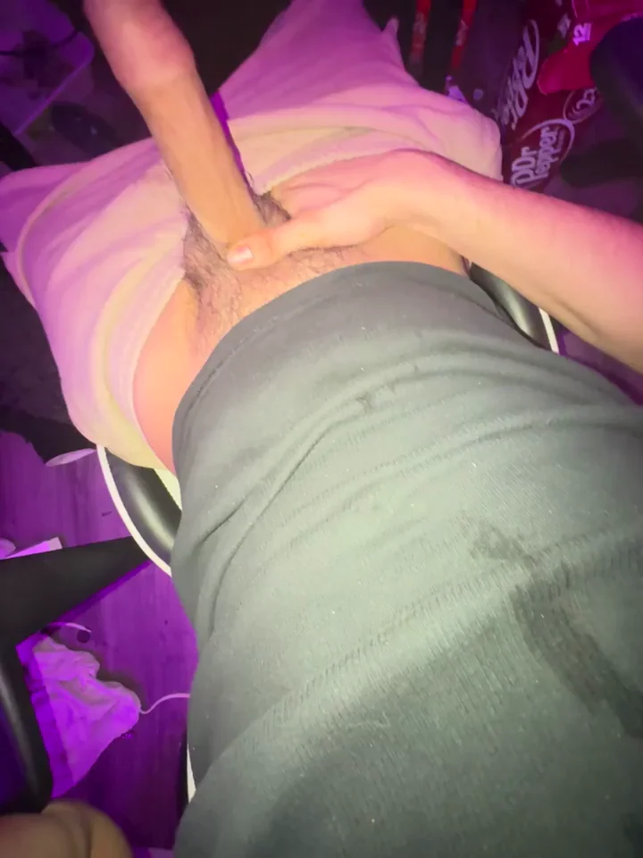 19, need this huge cock worshipped 👀