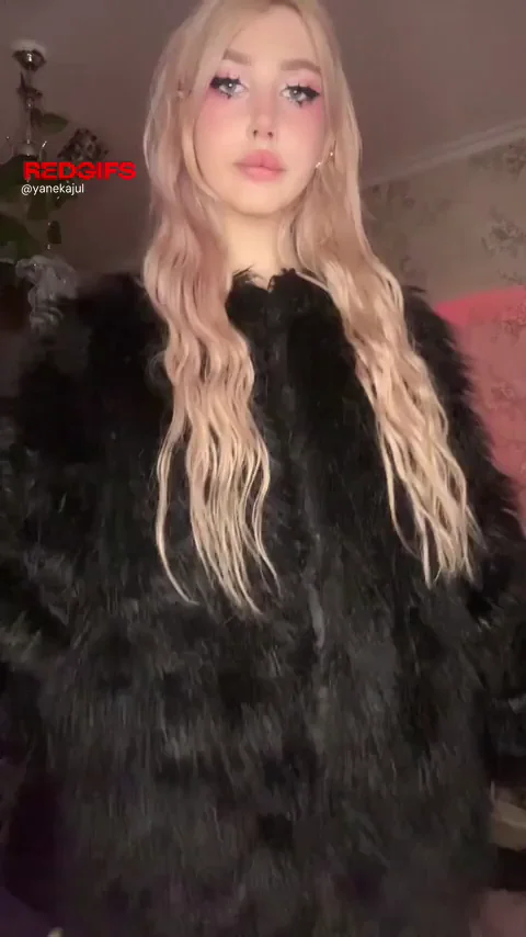 Your Sign to Edge to This Cute Trans Slut's Surprise Reveal 👀🍆💦