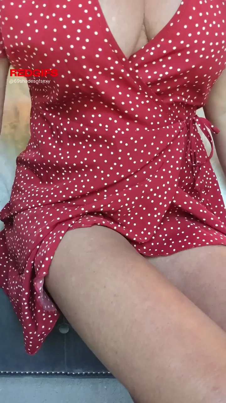 Innocent Spread Turns Slutty: Mature MILF's Dripping Pussy Reveal