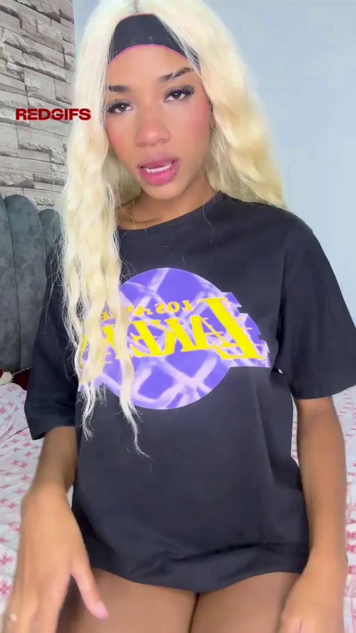 Teasing Latina Babe Lifts Shirt to Flash Her Juicy Tits