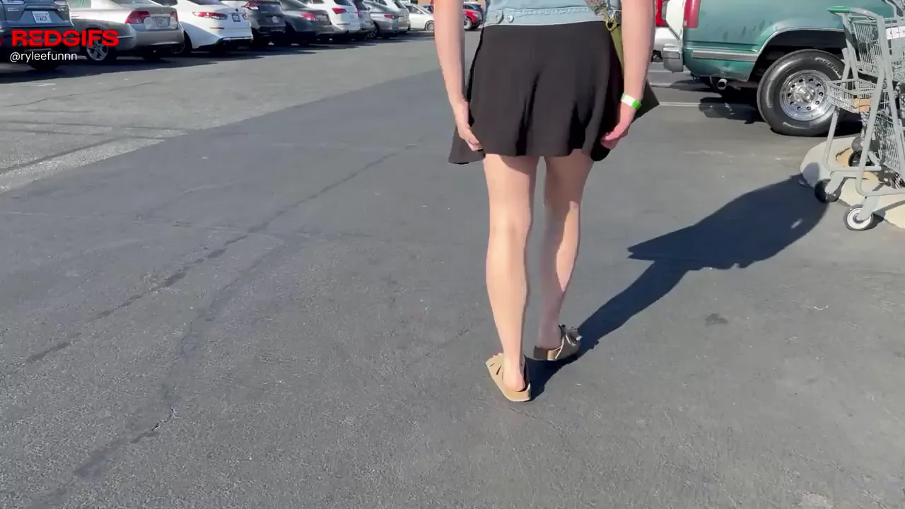 🍑 Asstastic Mommy's Public Parking Lot Tease 🔥