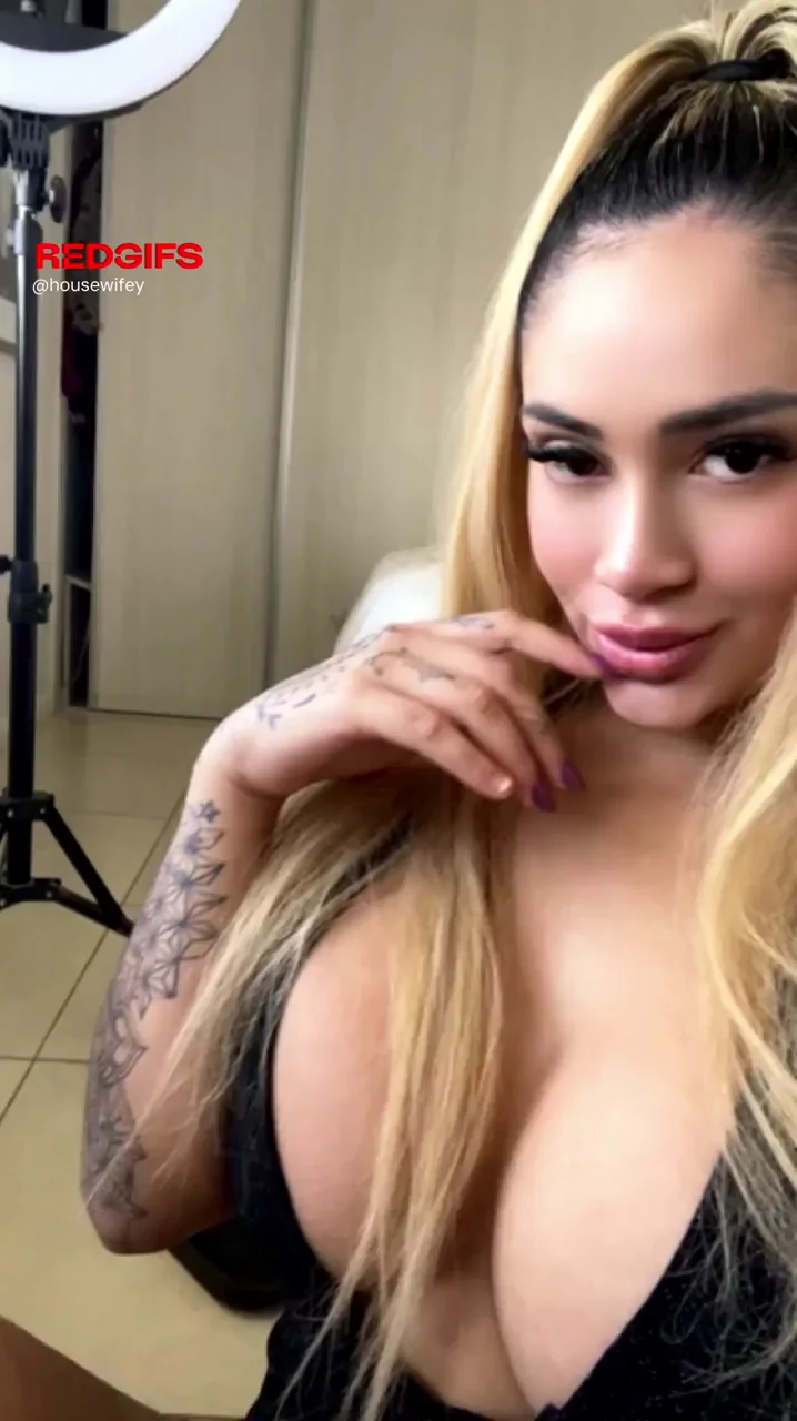 😈 Teen Slut Teases Her Massive Tits, You Know What's Next 🍒💦