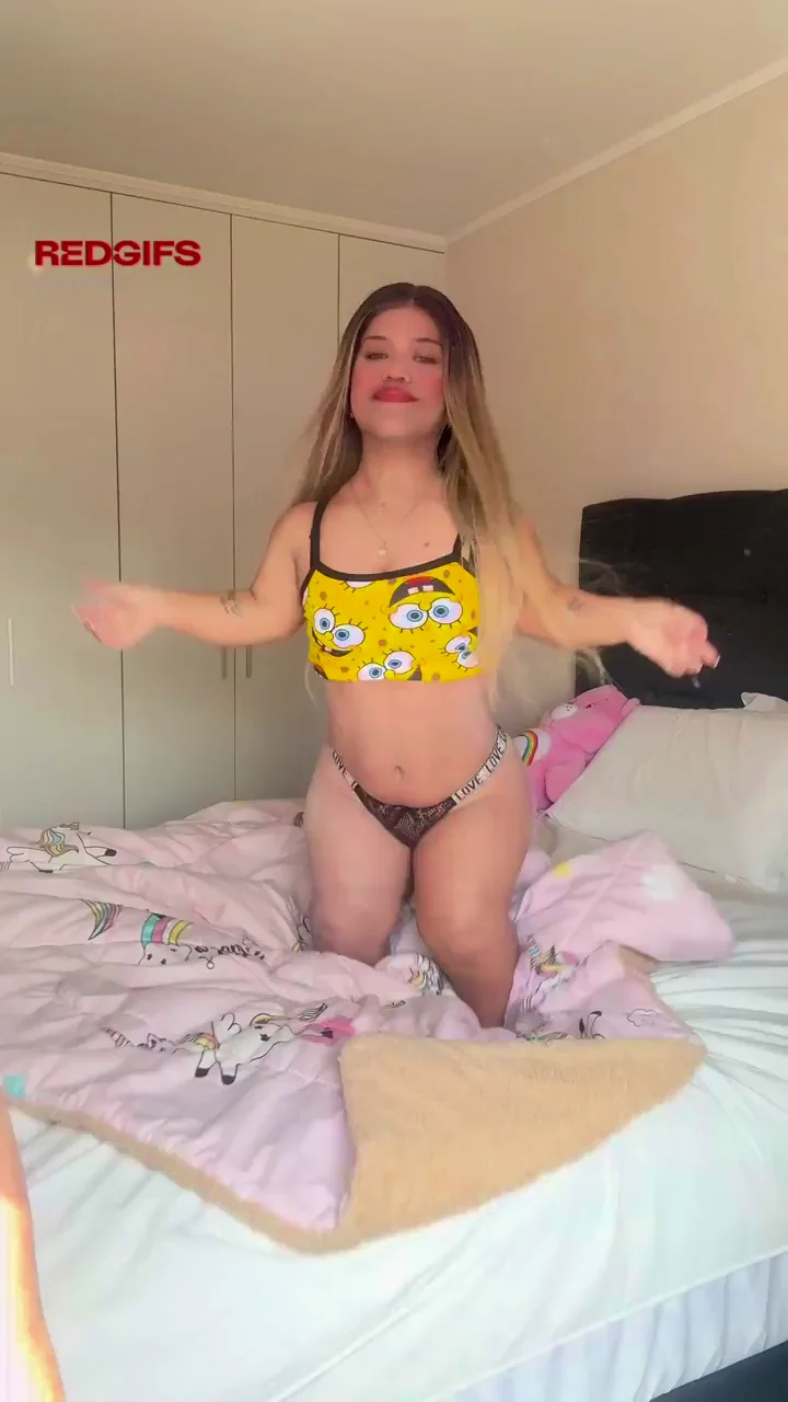 Petite Slut's Booty Jiggles on Jump