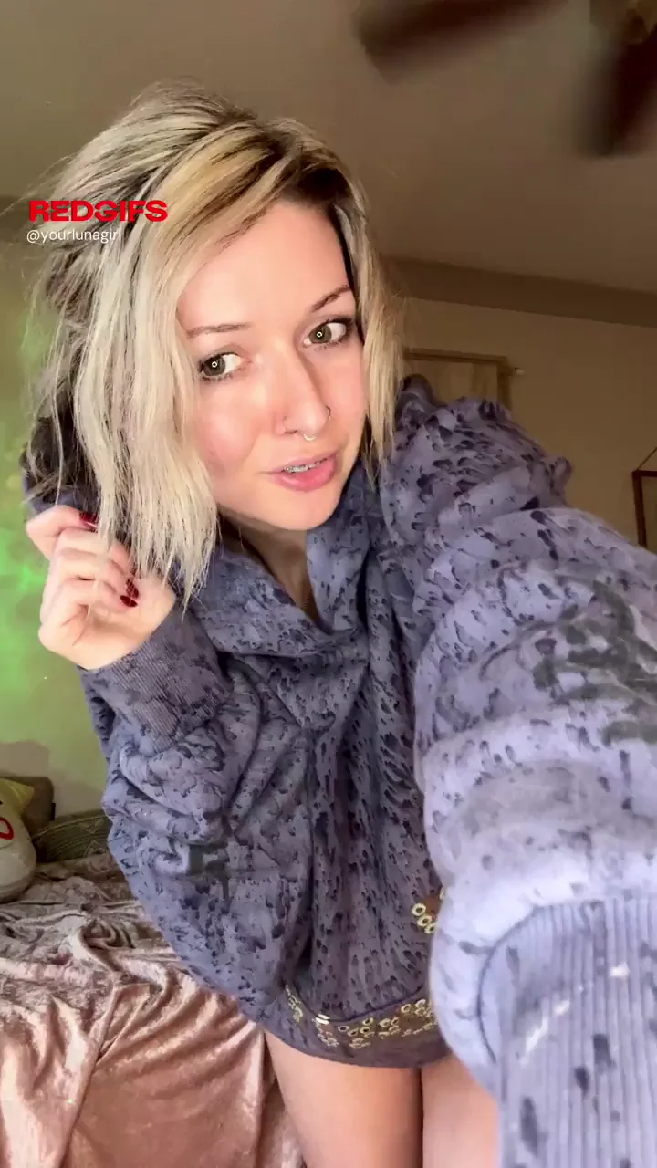 Blonde Babe's Hoodie Strip Tease 🔥🍑