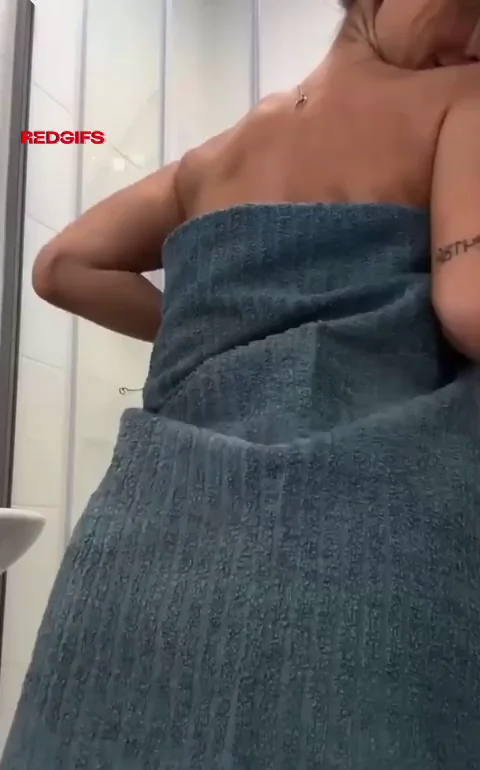 Oops! Accidental Towel Tease 😈 Big Ass Drop You'd Jerk To 🍑💦