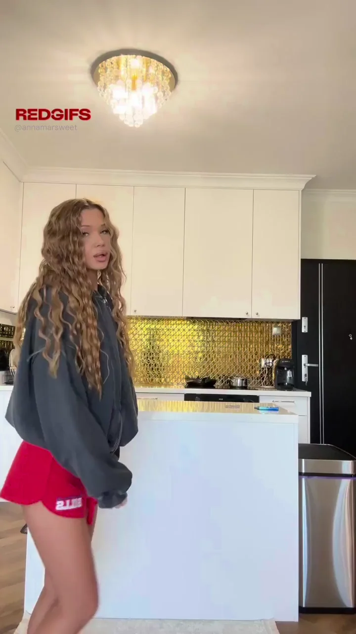 Petite TikTok Slut Rocks the Naughty Trend 🔥🍑