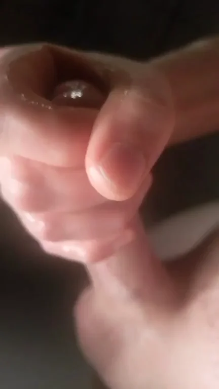 Watch Jizz Spill Over My Hand As I Bust ?