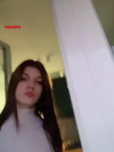 is my petite face attractive?