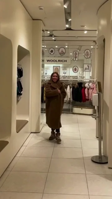 Blushing Babe's First Public Flash in Upscale Mall