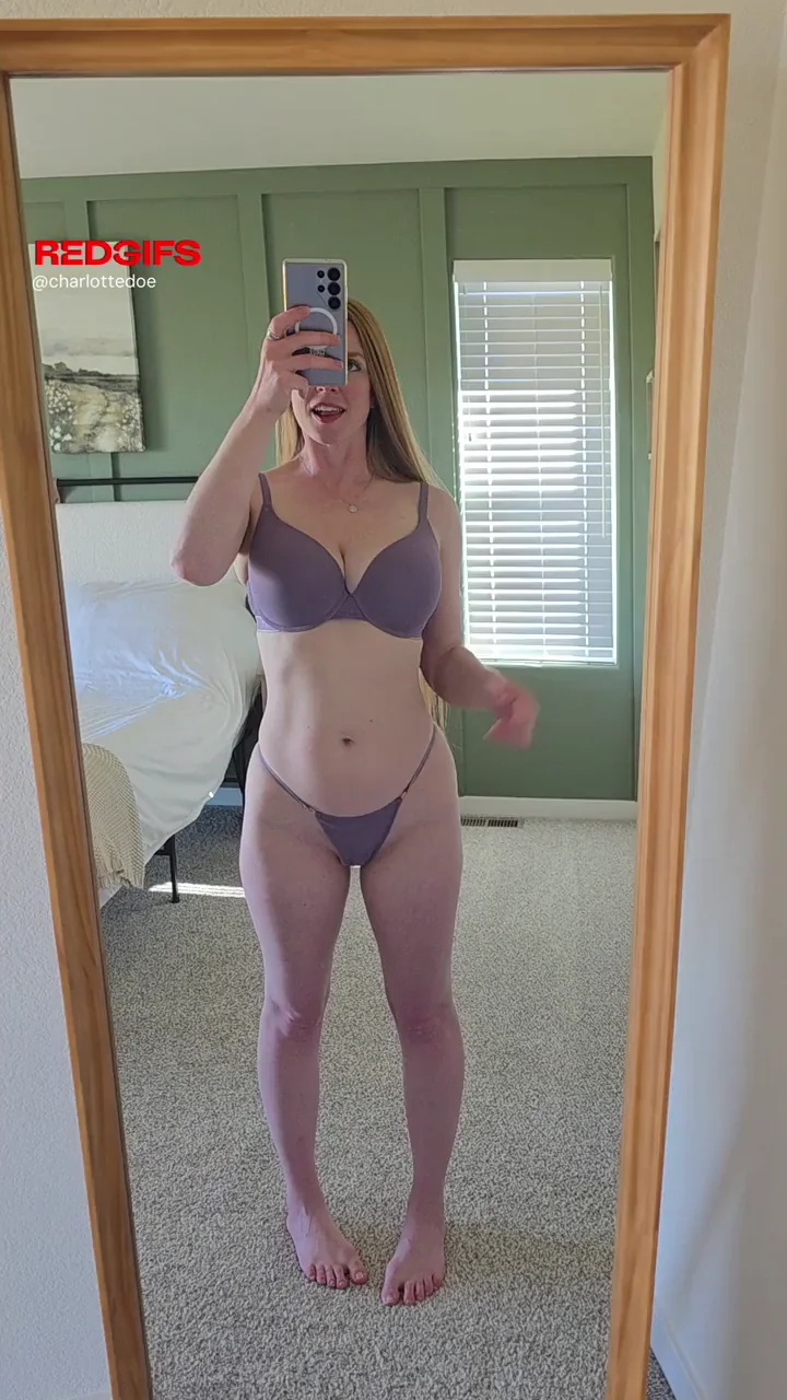 Mirror Mirror, Who's Got the Sluttiest Innie Pussy? 🔥🍑