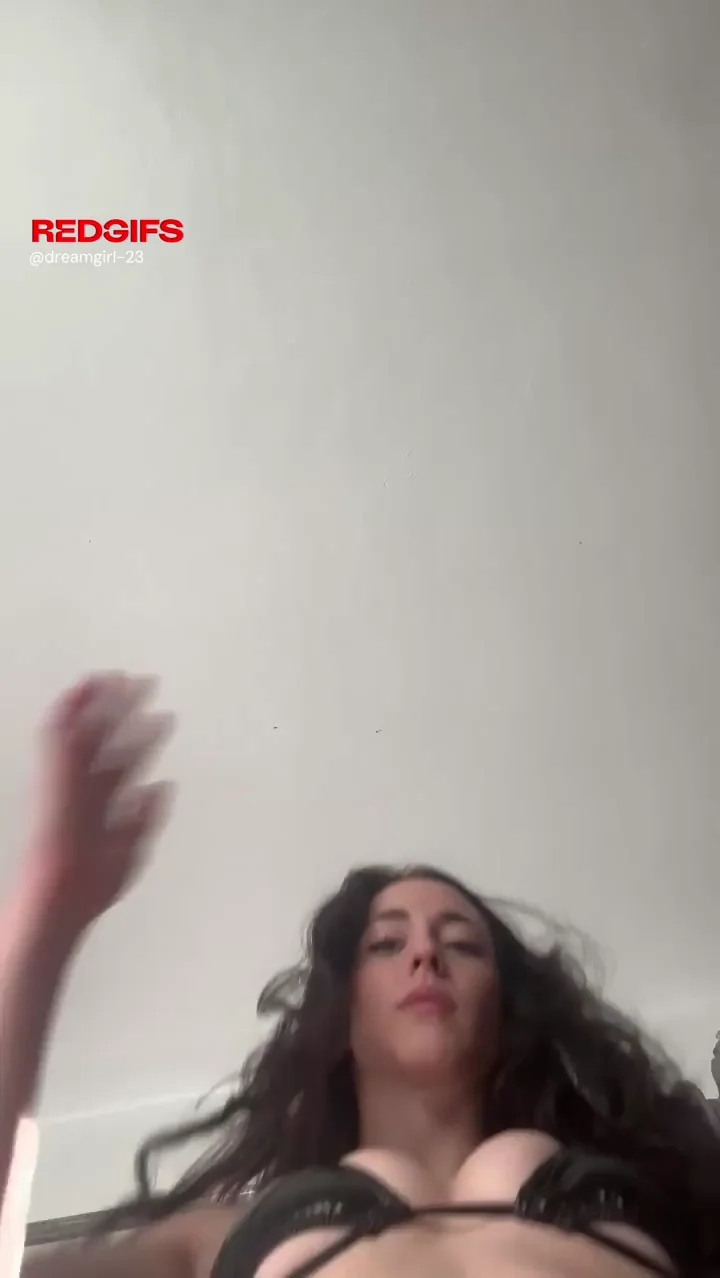 Cute Amateur Babe Turns Face into Her Throne: Facesitting Tease