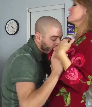Darla Crane Gets Her Massive Tits Worshipped & Sucked 😍💦